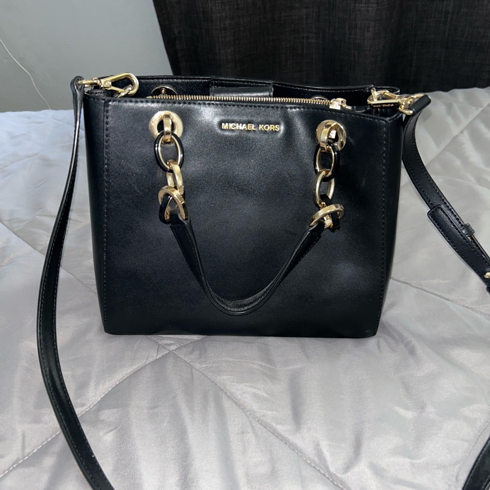 BLACK AND GOLD LEATHER MICHAEL KORS CROSS BODY BAG